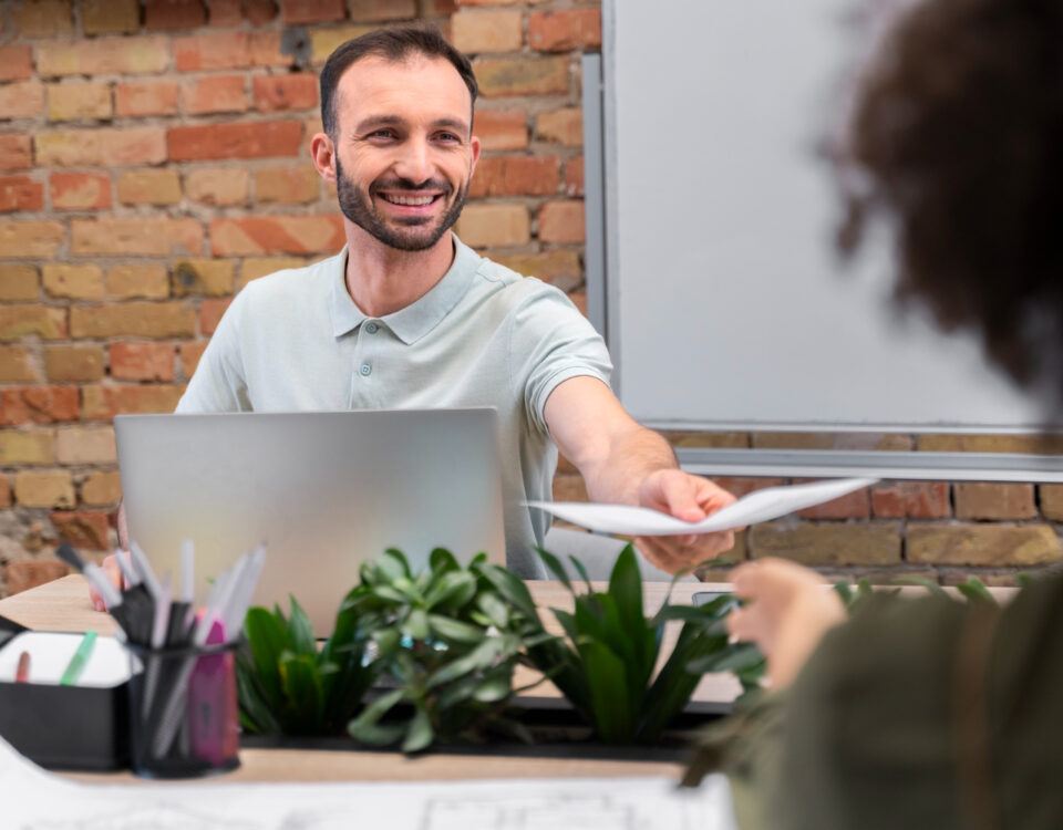 Atendimento que fideliza: o segredo das PMEs eficientes Atendimento que fideliza: o segredo das PMEs eficientes