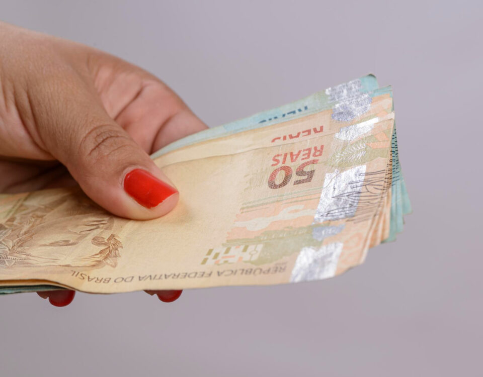 Adiantamento salarial: como funciona e quando pedir