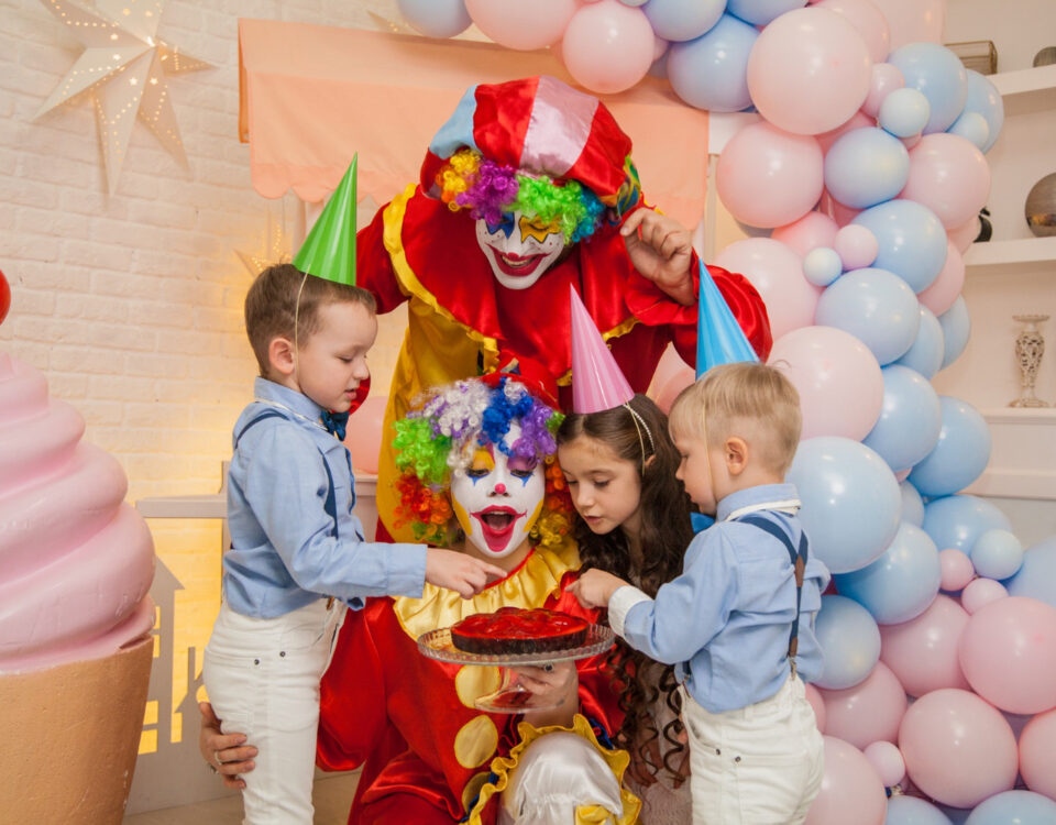 Personagem vivo ou pocket show: qual encanta mais a festa?