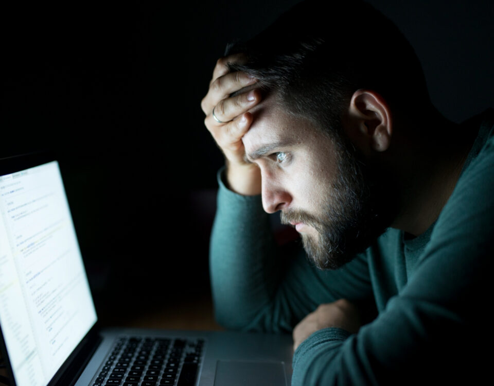 O anúncio parece perfeito? 7 sinais de golpe em acompanhantes online