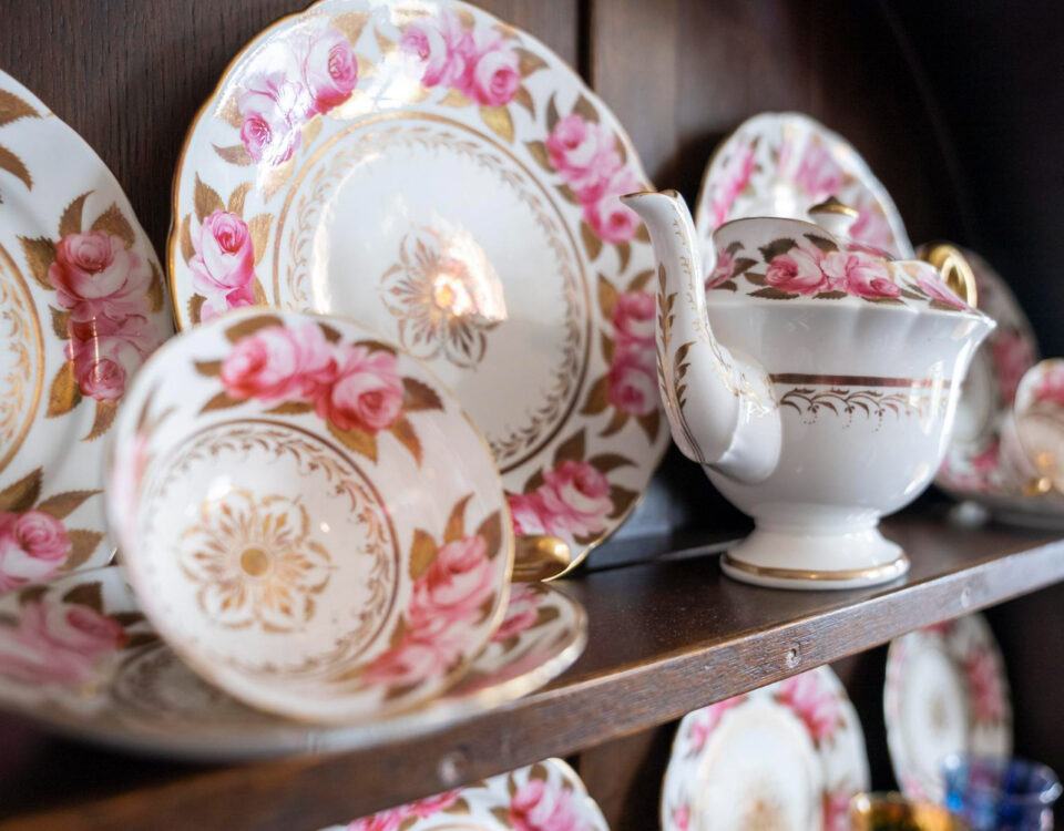 Por que porcelanas antigas voltaram a aparecer na decoração?