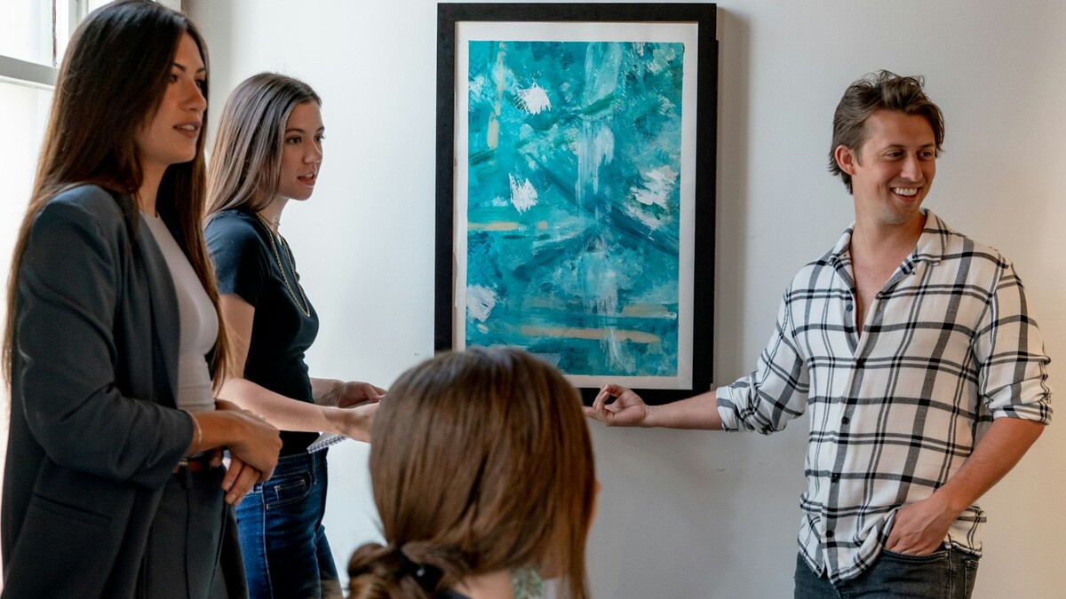 Equipe reunida em frente a um quadro branco planejando estratégia de marketing