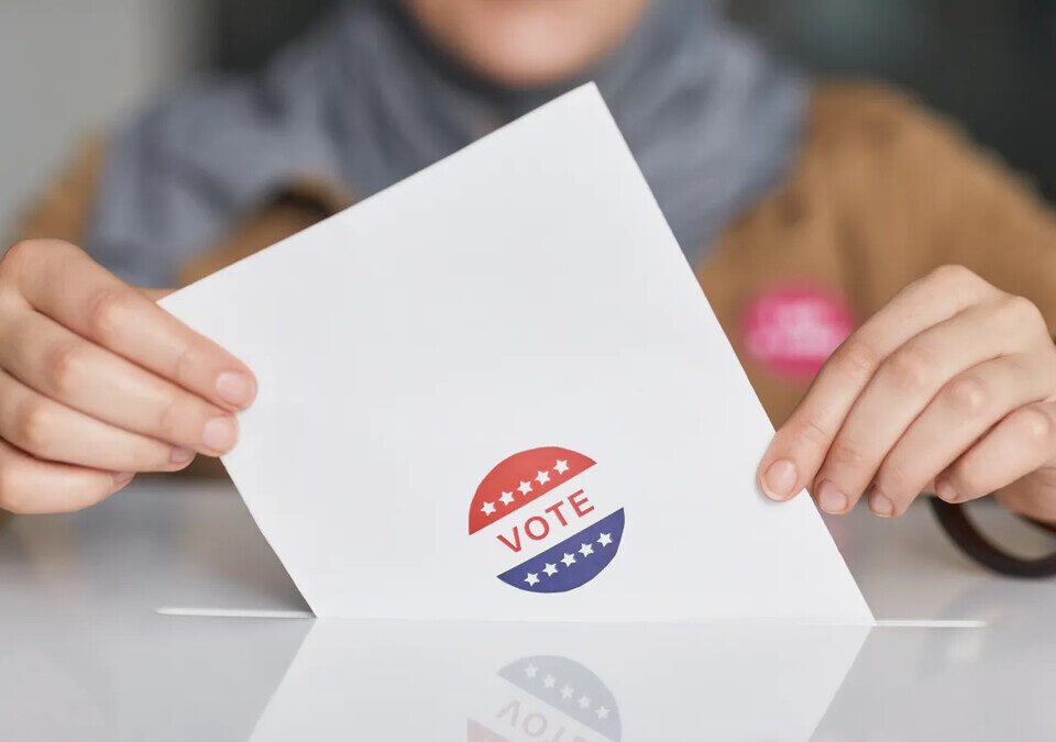 Mãos segurando cédula de votação