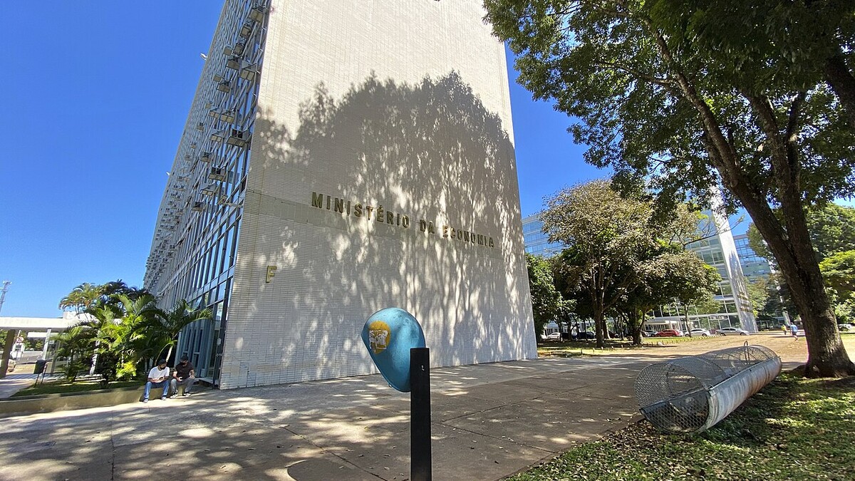 Dia do Servidor 2026: folga é em 28 ou 30 de outubro? Veja quem mudou Fachada de prédio de ministério na Esplanada, em Brasília, com árvores e calçada