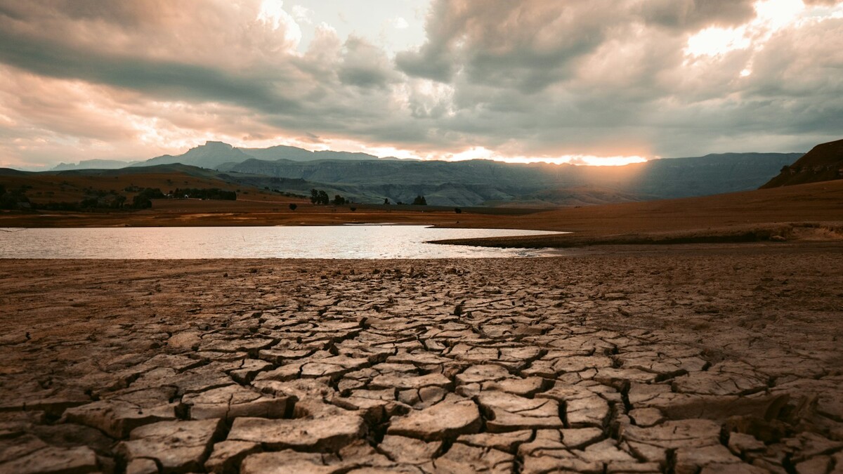 El Niño 2026 pode ser recorde: o que esperar do verão no Brasil Solo marrom rachado pela seca