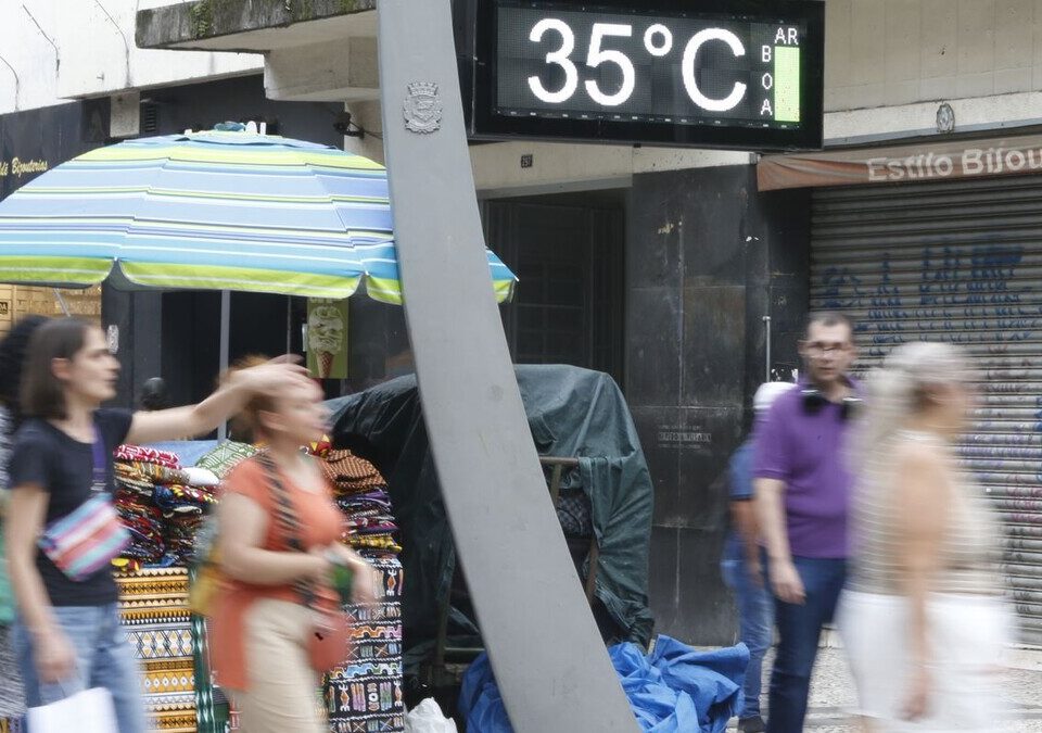 Termômetro de rua no centro de São Paulo marcando temperatura alta