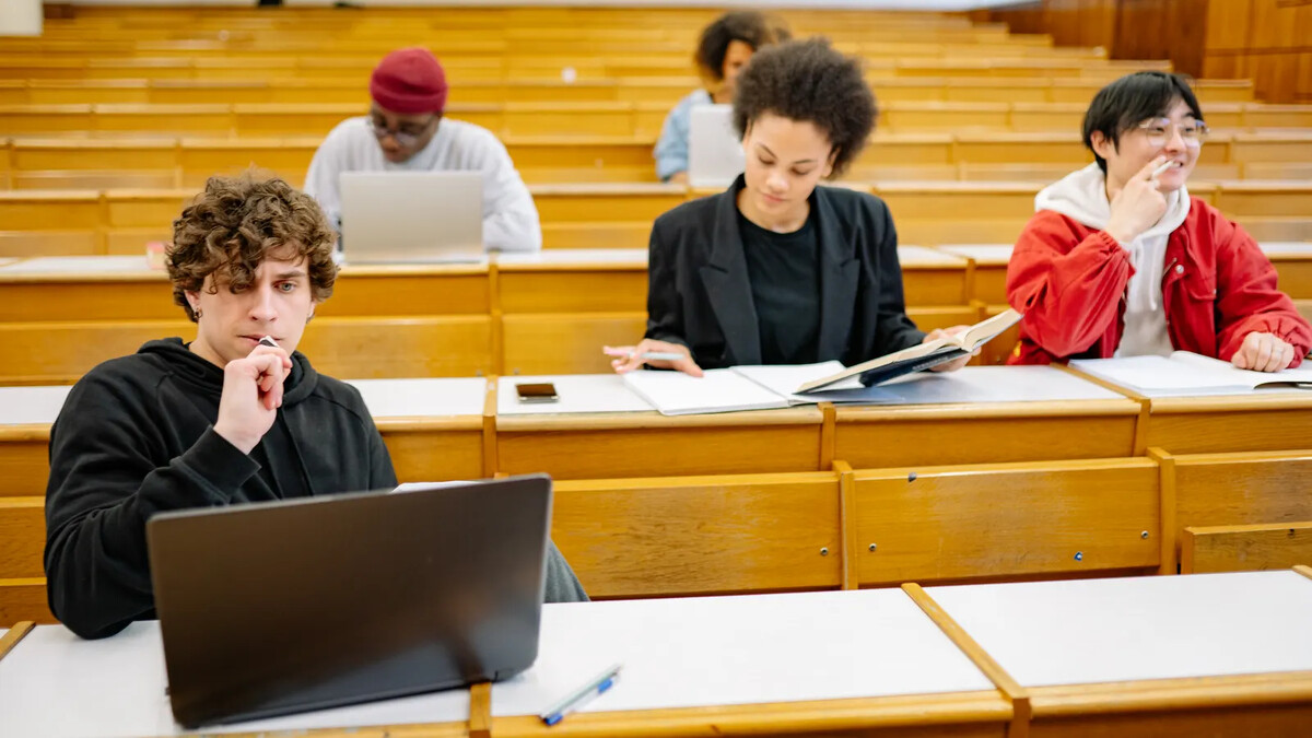 Enem 2026: como consultar o Painel de Inscritos do Inep Estudantes reunidos com materiais escolares