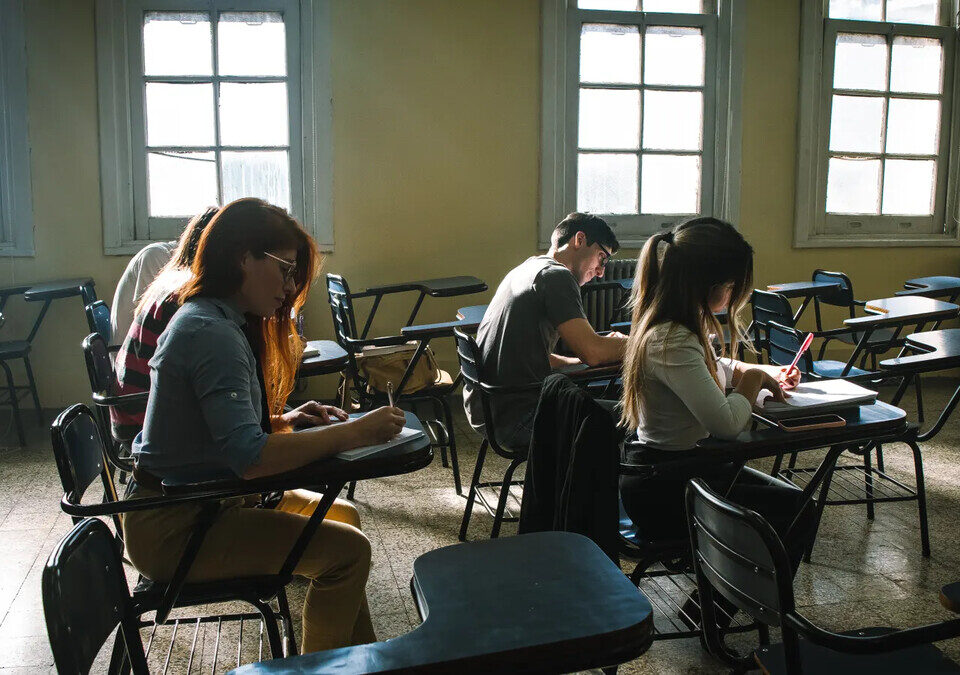 Enem 2026: como consultar o Painel de Inscritos do Inep Alunos realizam prova em sala de aula