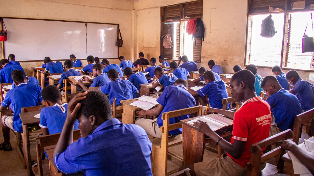 Grupo de alunos realizando avaliação escrita