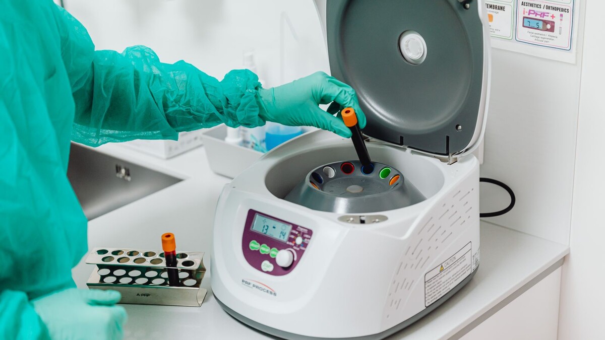 Exame de sangue tem validade? Até quando o resultado serve ao médico Profissional de laboratório colocando tubos de amostra de sangue em uma centrífuga
