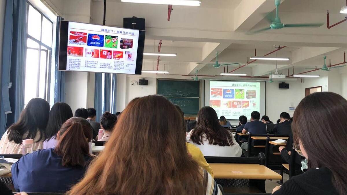 Fies 2º semestre: inscrições para vagas remanescentes vão até 3/11 Estudantes universitários em laboratório com computadores