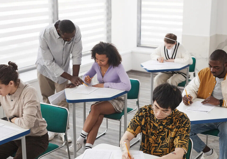 Estudantes fazendo prova em sala de aula