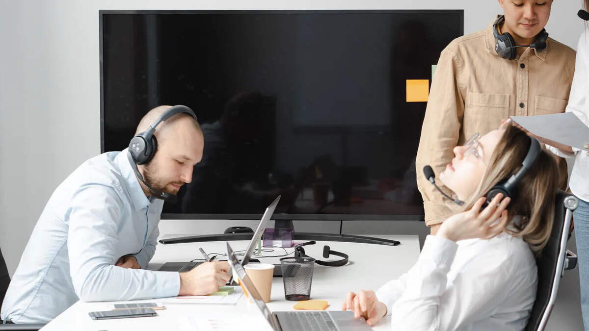 Trabalhadores de central telefônica com notebooks