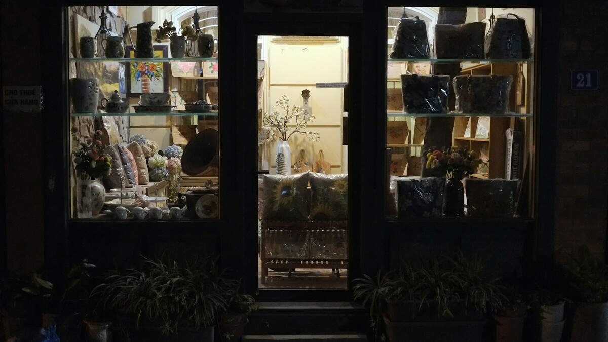 Vitrine de loja iluminada à noite com produtos expostos