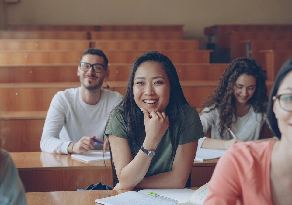 Local de prova do Enem 2026 saiu: passo a passo para ver o cartão Estudantes em um auditório
