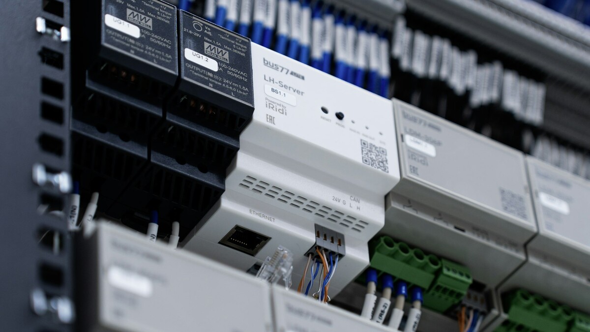 Máquina industrial parando toda hora: o que pode ser? Módulos de controle em instalação elétrica