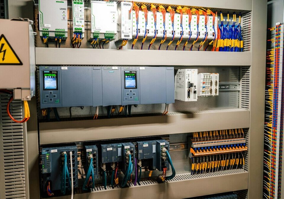 Painel elétrico industrial com relés e cabos