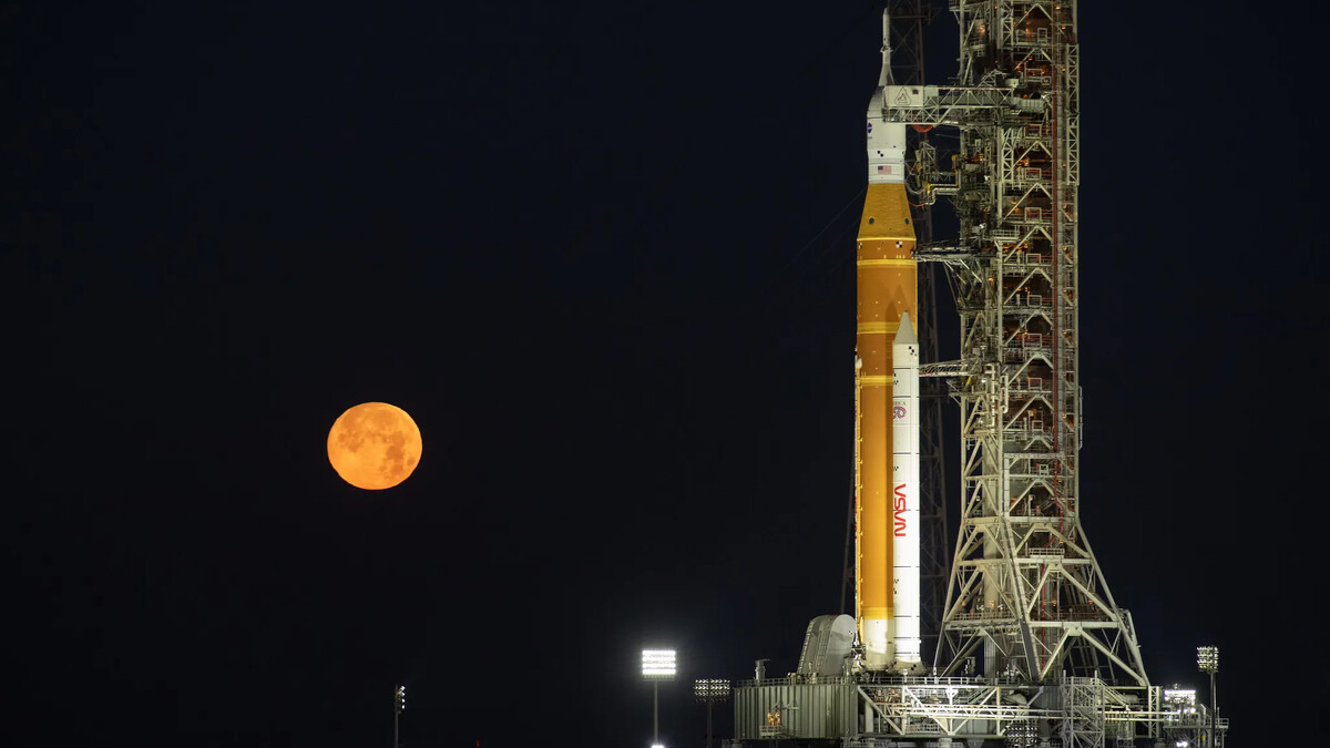 NASA mantém volta à Lua em 2028: o cronograma das missões Artemis Foguete SLS da missão Artemis 2 na plataforma de lançamento com a Lua cheia ao fundo