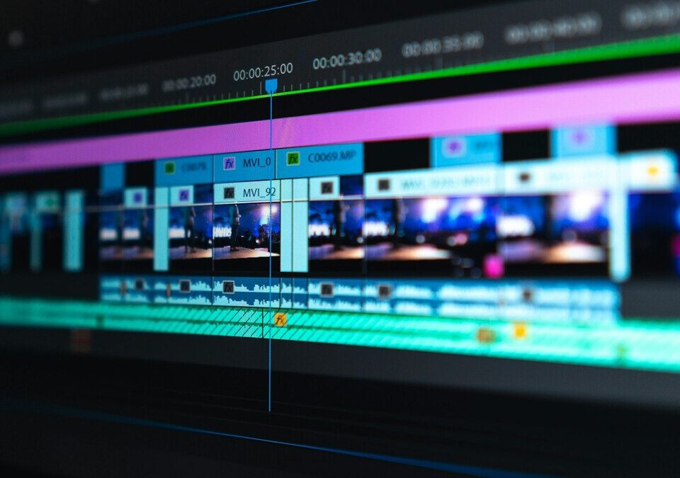 Linha do tempo de edição de vídeo em uma tela escura