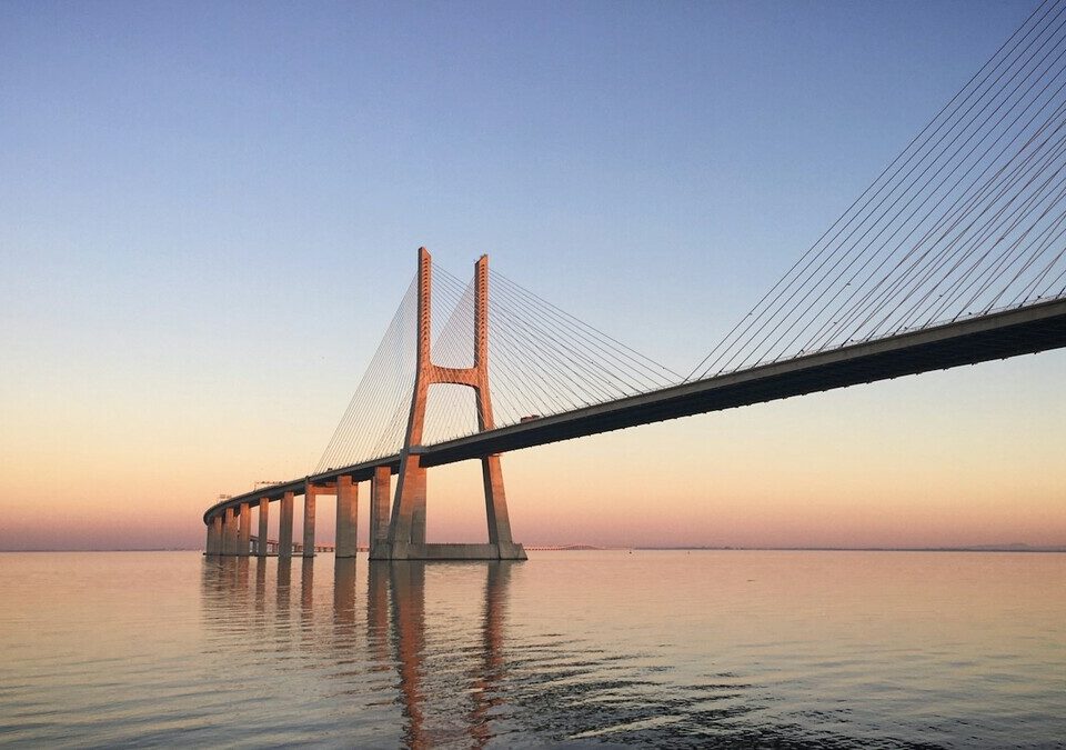 Ponte longa sobre o mar ao entardecer