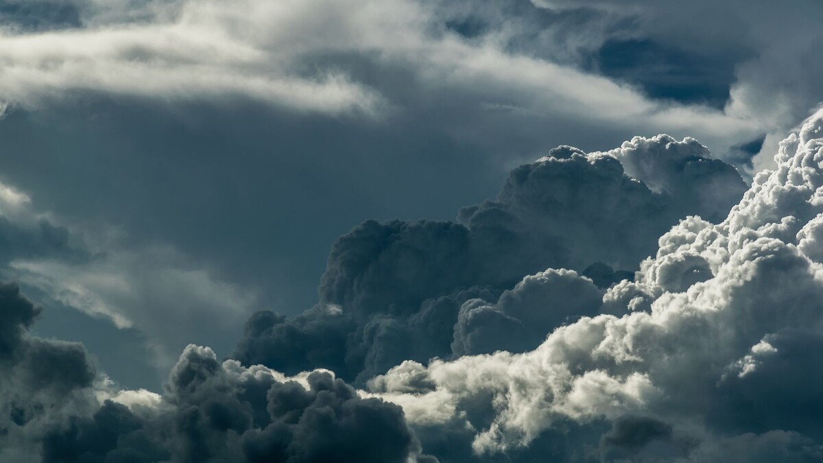 Previsão do El Niño com um ano de antecedência: o que o estudo mostra Nuvens carregadas de chuva cobrindo o céu