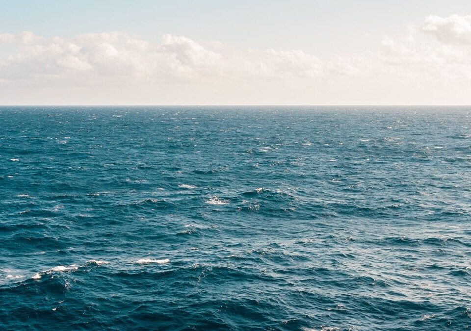 Superfície do oceano aberto sob céu claro