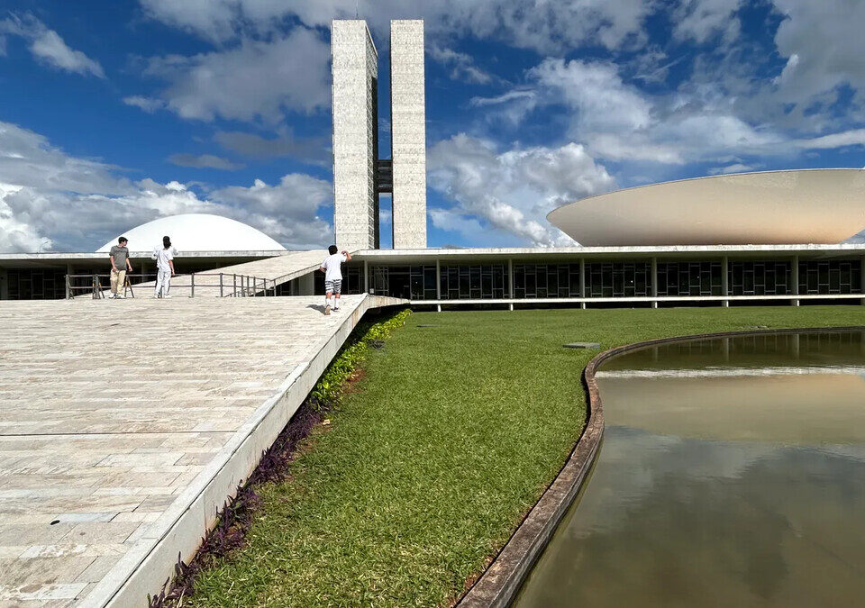 Edifício do Congresso Nacional em Brasília sob céu azul