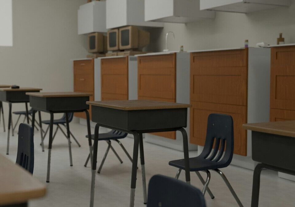 Sala de aula vazia com carteiras e cadeiras escolares enfileiradas