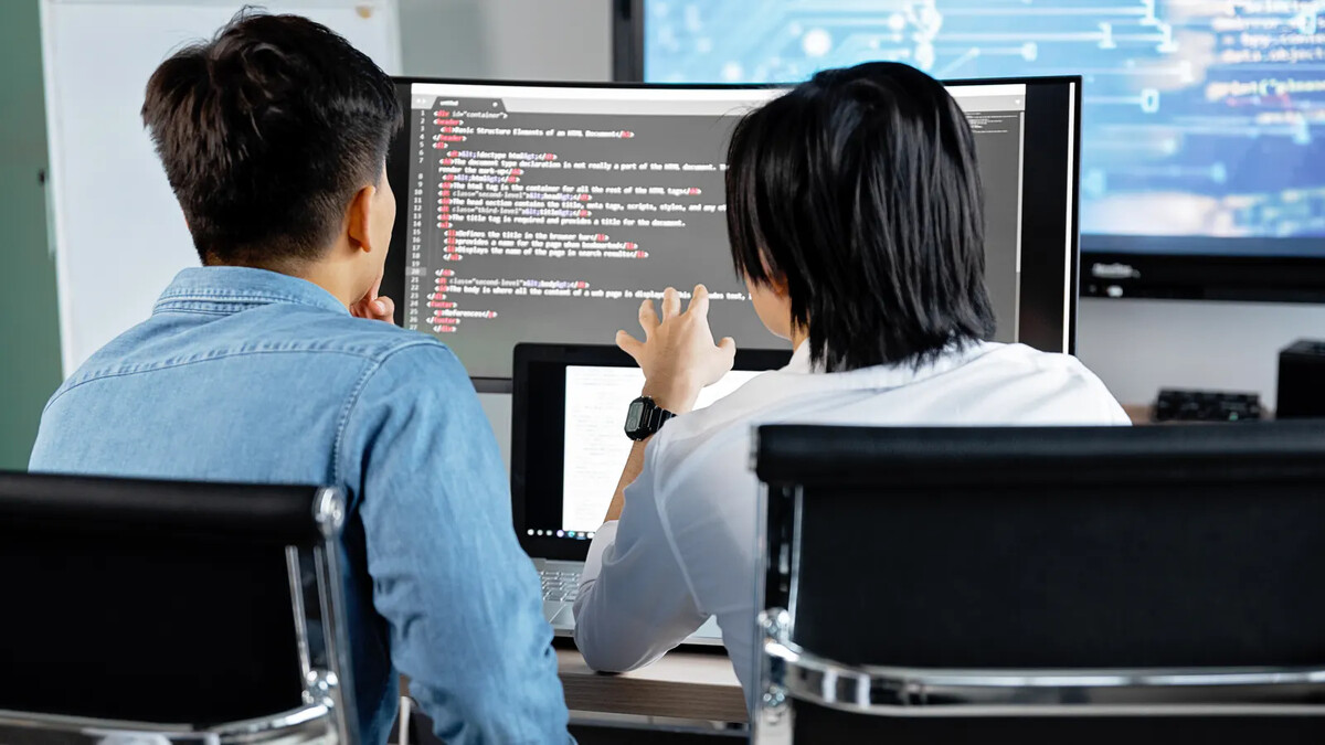 Software house: o que faz e quando vale contratar uma Equipe de desenvolvimento avaliando código