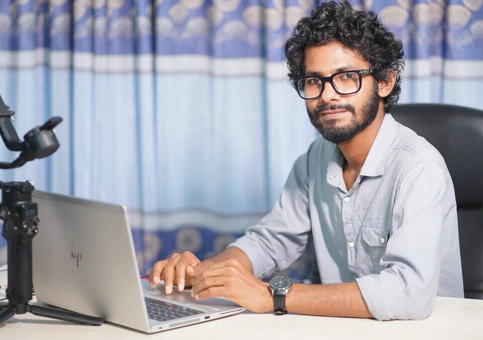 Software house: o que faz e quando vale contratar uma Desenvolvedor trabalhando em computador no escritório