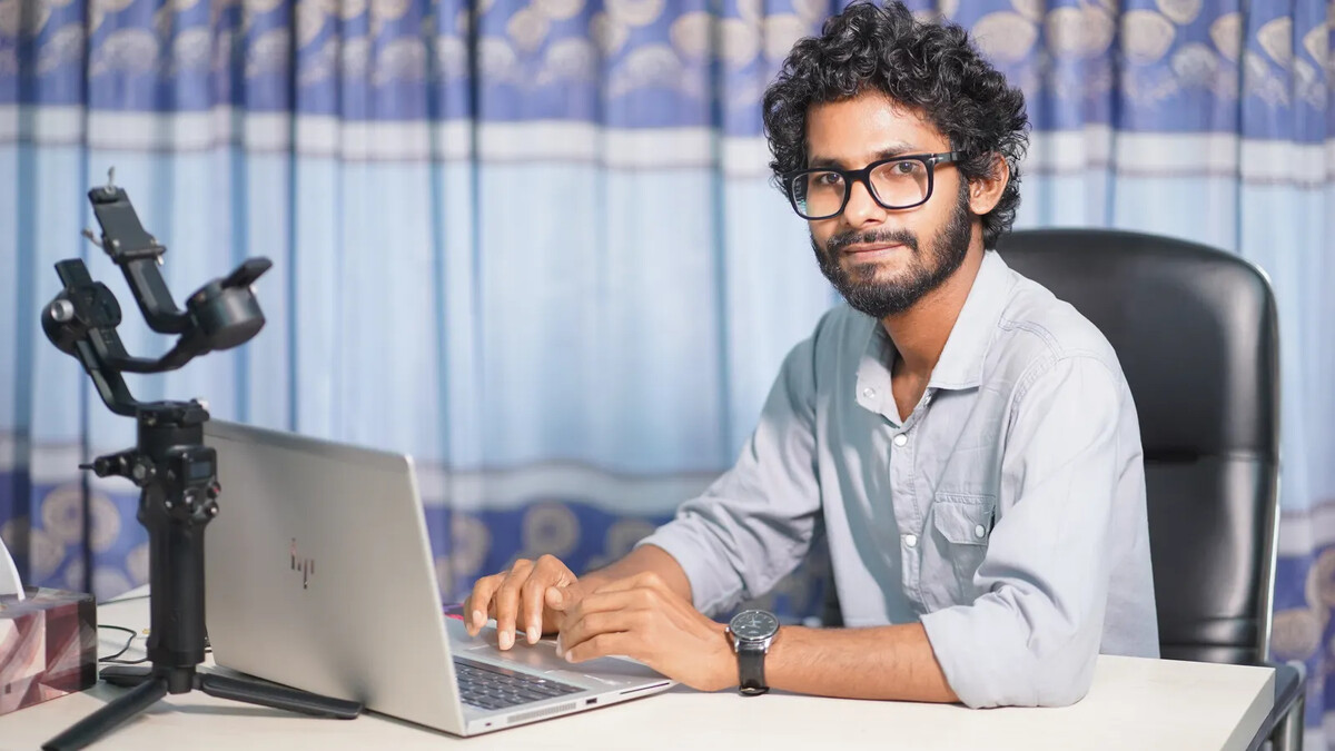 Desenvolvedor trabalhando em computador no escritório